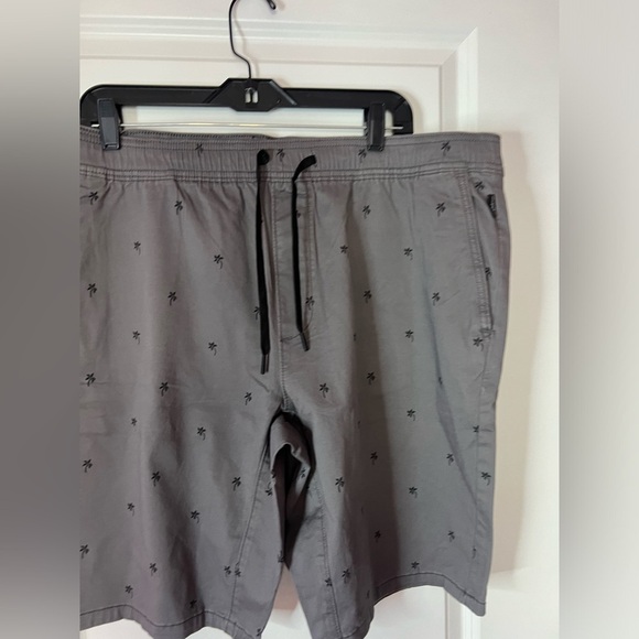✅NEW Gray Shorts with Palm Tree Print - Picture 2 of 6